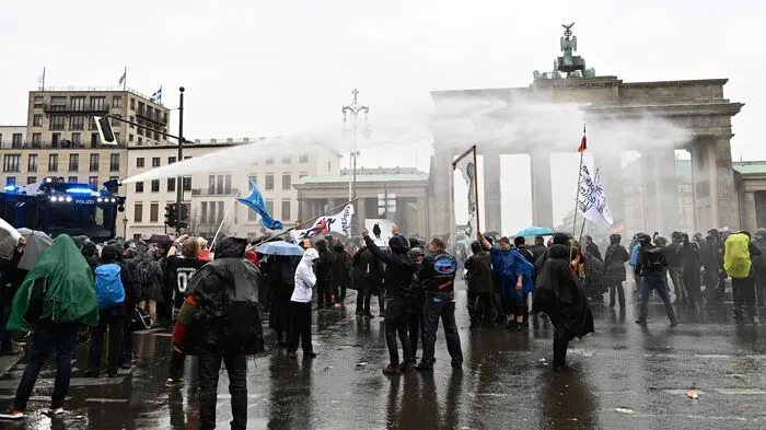 Die Polizei hat bei Protesten gegen die deutsche Corona-Politik nahe dem Reichstagsgebäude in Berlin Wasserwerfer eingesetzt.