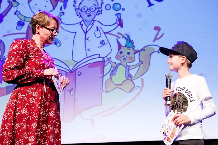 "Herr Bürgermeister, zwecks der Arbeit war's gwesen", startet Moderatorin Beatrix Brunschko die Gala der Kinderrechte 2019. Kinderbürgermeister Valentin Watzinger und Kinderbürgermeisterin Martina Kogler verlassen dafür ihr Büro (Kinderzimmer), kommen auf die Bühne, sprechen über ihre Haustiere (Fruchtfliegen) und ihre Forderungen an die Stadt Graz. Zum Beispiel sichere Schulwege und mehr Grünraum.