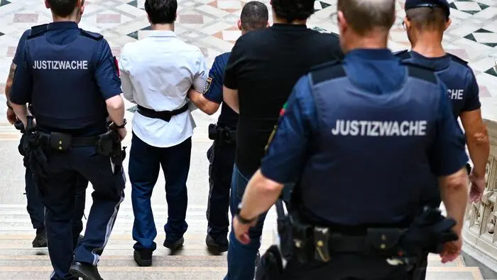 300 bis 400 zusätzliche Planstellen braucht es in der Justizwache. Doch weil gespart werden muss, wird es die nicht geben (Symbolfoto)