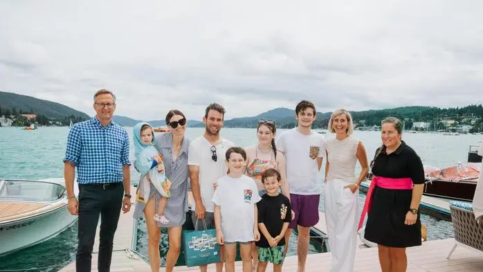 Peter Peschel (Geschäftsführer Wörthersee Tourismus), Mark Cavendish samt Familie, Sarah Nussbaumer (Kärnten Werbung), Julia von Deines (Falkensteiner Schlosshotel Velden)