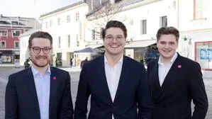 Schladming-Kandidat David Schmid (li.) und Julian Zach, Spitzenkandidat Irdning-Donnersbachtal (re.) mit Neos-Landessprecher Niko Swatek | Schladming-Kandidat David Schmid (li.) und Julian Zach, Spitzenkandidat Irdning-Donnersbachtal (re.) mit Neos-Landessprecher Niko Swatek