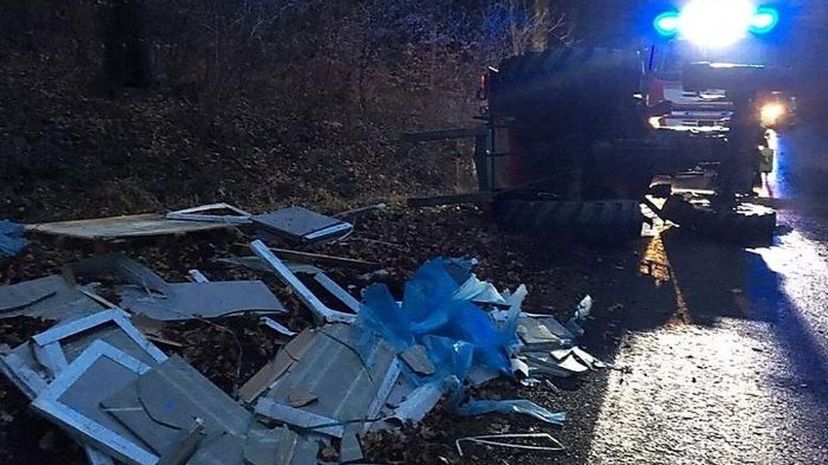 Mittels Seilwinde konnten die Feuerwehrmänner den Traktor wieder aufstellen