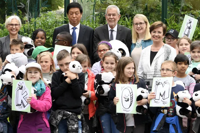 Tiergarten-Direktorin Dagmar Schratter, Li Zhanshu, Vorsitzender des Ständigen Ausschusses des chinesischen Volkskongresses, Bundespräsident Alexander Van der Bellen, Wirtschaftsministerin Margarete Schramböck (ÖVP) und Doris Schmidauer waren bei der Übergabe mit dabei.