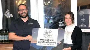 Astrophysiker Stefan Wallner von Dark Sky International überreicht Projektmanagerin Julia Kaufmann das begehrte Zertifikat