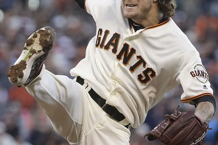 Jake Peavy von den San Francisco Giants bei einem Pitch gegen die Cincinnati Reds.