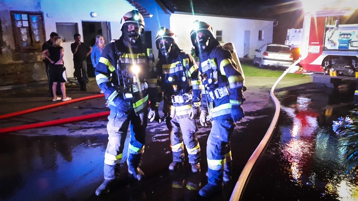 Nachbarn hatten in der Nacht auf Donnerstag Feuer bemerkt und setzten Notrufe ab. Auch der Besitzer wurde auf das Feuer aufmerksam.