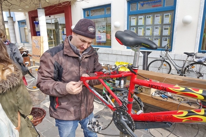Technischen Beistand gab es bei der angeschlossenen Fahrradbörse, bei der günstig gebrauchte Fahrräder zum Kauf angeboten wurden.