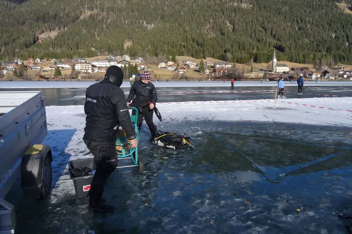 Binnen weniger Sekunden kann der Sicherungspartner den Taucher aus dem Wasser ziehen, sollte es zu Problemen beim Tauchgang kommen.
