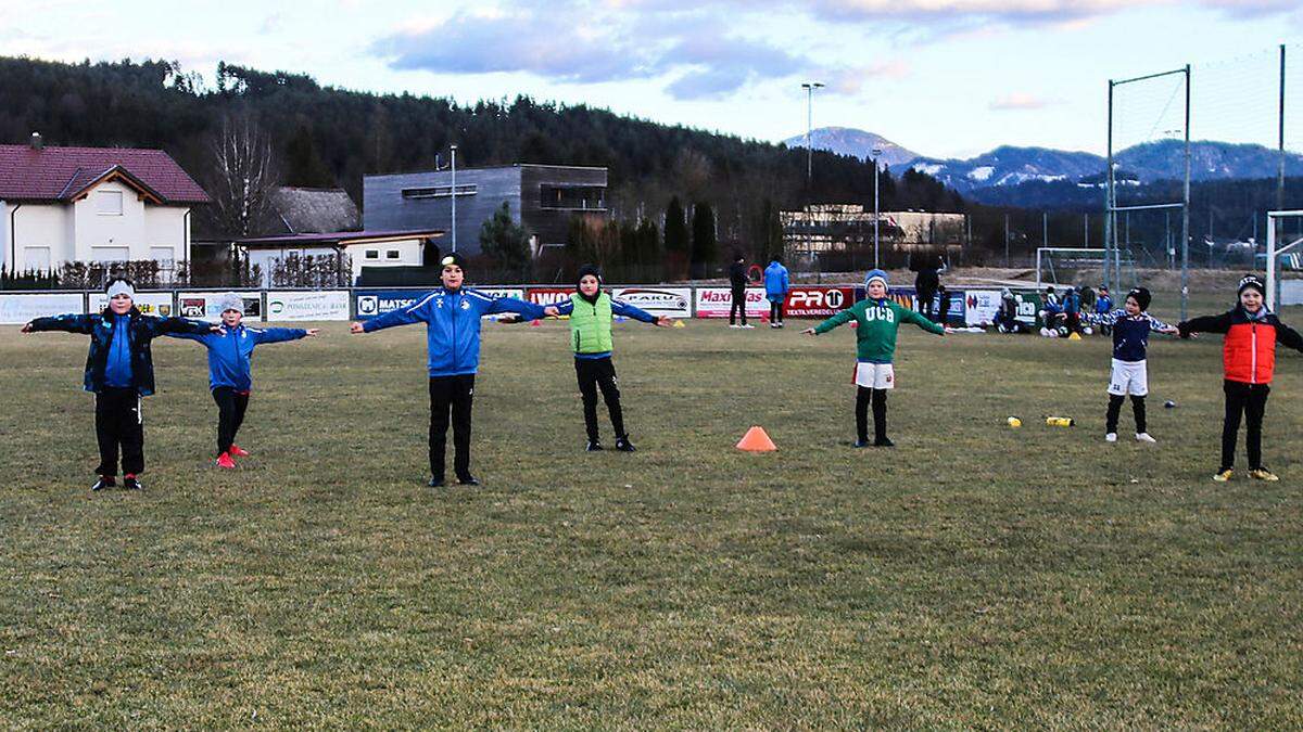 Die U9-Mannschaft des SVG Bleiburg mit Trainer Gerfried Duller