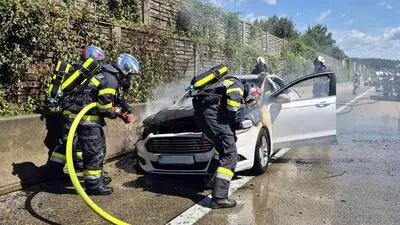 Unter schwerem Atemschutz löschten die Feuerwehren Gleisdorf und Ludersdorf den brennenden Pkw