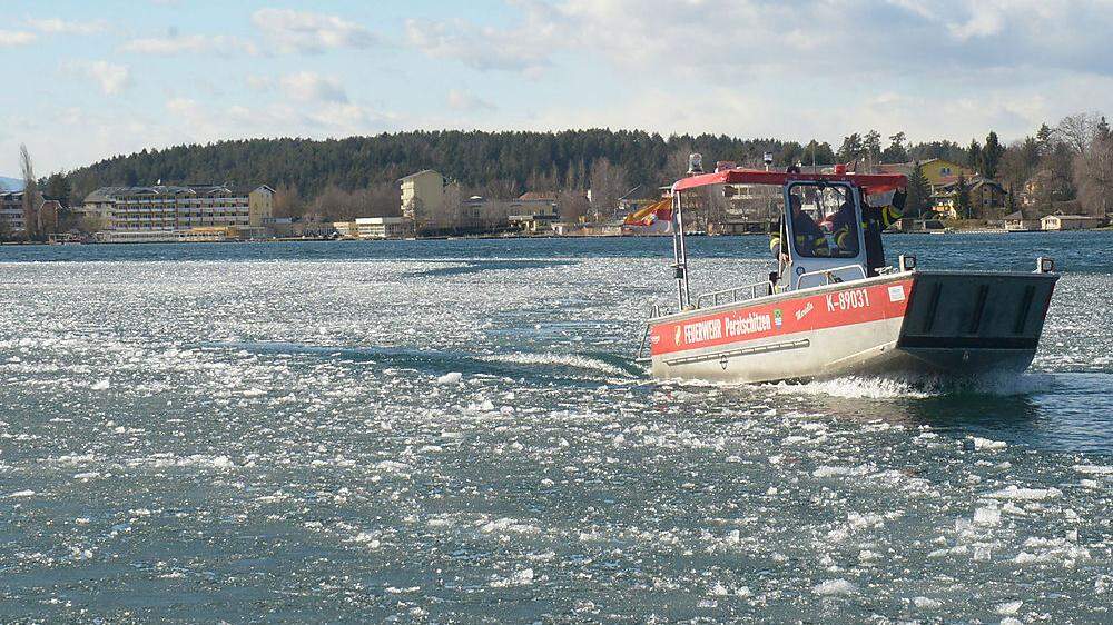 Mit Spezialbooten bekämpfte die Feuerwehr den Eisstau auf dem Klopeiner See