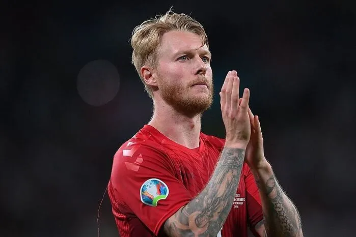 ABWEHR: Simon Kjaer: Der Kapitän der Dänen führte sein Team nach dem Drama um Starspieler Christian Eriksen durch das Turnier. Der 32-Jährige leistete seinem Kollegen nach dessen Kollaps Erste Hilfe, tröstete dessen Freundin und bildete mit seinem Team bei der Versorgung einen Schutzwall. Auch spielerisch überzeugte Kjaer mit Übersicht.