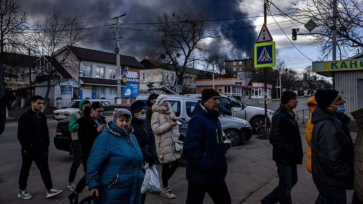 Menschen in Kiew stehen Schlange vor dem Supermarkt.