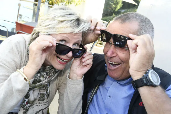 Für alle Gäste gab es Sonnenbrillen, gegen Schneeblindheit, Evelin Staber und Gustl Mayer hatten Spaß dabei.