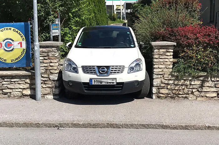 Eine Autolenkerin verirrte sich mit ihrem Wagen in die Fußgängerunterführung der Ennstal-Bundesstraße in Liezen. Mehr dazu.
