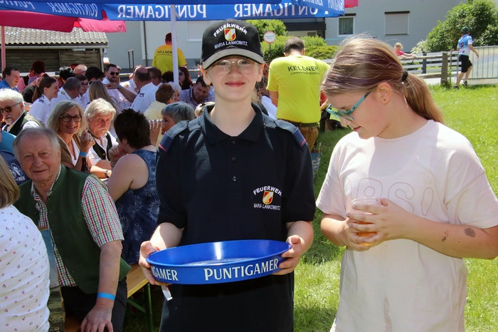 Bei einem Riesen-Glückshafen gab es wertvolle Preise zu gewinnen, für die kleinen Festbesucher stand eine Hüpfburg bereit. Für Musik und beste Stimmung sorgten „Ligist 3“ und die Schülcherleitnmusi.“