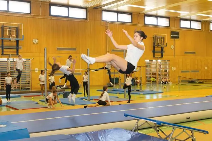In der Sporthalle beeindruckten Schülerinnen und Schüler mit kurzen Darbietungen in Volleyball, Fußball, Tennis, Bodenturnen und Geräteturnen. 