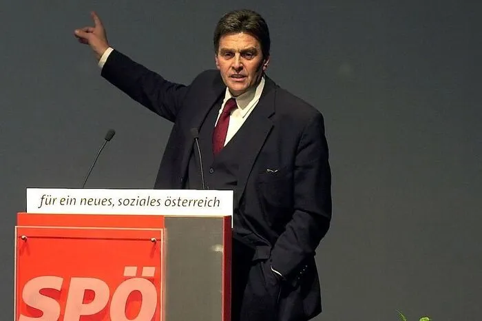 Viktor Klima übernahm 1997 das Zepter in der SPÖ. Bei seiner Kür zum Parteichef erzielte der damalige Finanzminister Klima bescheidene 90,2 Prozent. 2000 endete seine politische Karriere als Kanzler wie auch als Parteichef, nachdem er von Wolfgang Schüssel und Jörg Haider in die Opposition geschickt worden war. 