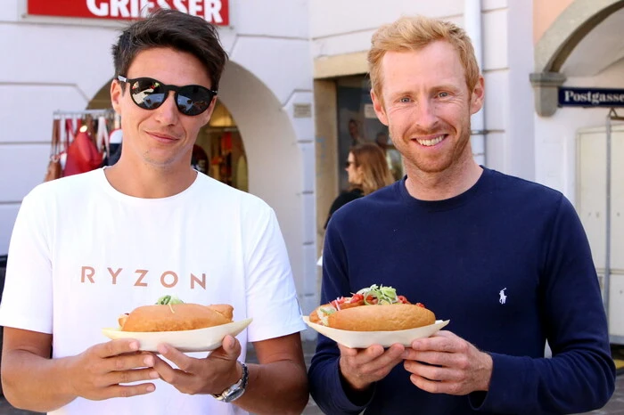 Übrigens: Vor den Foodtrucks fest schlemmen sah man am Freitag um die Mittagszeit unter anderen Filmprofi Anton Wieser, die beiden Company-Lifting-Geschäftsführer Thomas Pichler und Thomas Canori (von links) sowie den ehemaligen Bezirkshauptmann Paul Ginhart. 