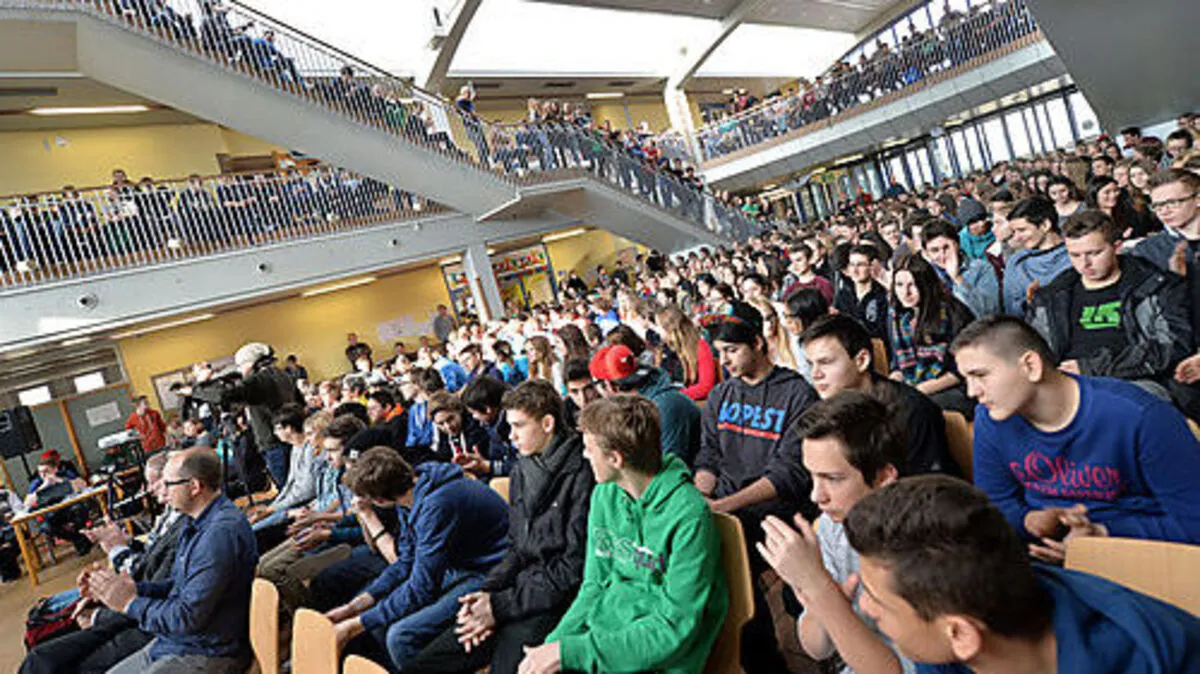 Rund 600 Schüler kamen zur Diskussion in die Aula des BG/BRG Mössingerstraße in Klagenfurt
