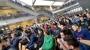 Rund 600 Schüler kamen zur Diskussion in die Aula des BG/BRG Mössingerstraße in Klagenfurt
