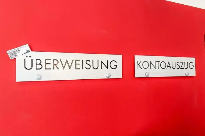 Im Auftrag des Masseverwalters werden sämtliches Inventar und der Lagerbestand der Commerzialbank Mattersburg online auf aurena.at versteigert.