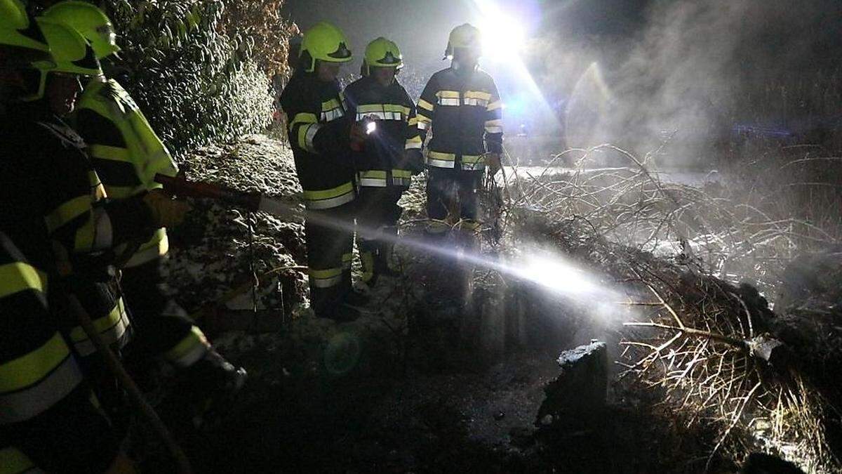 Mit dem HD-Rohr wurden Nachlöscharbeiten durchgeführt