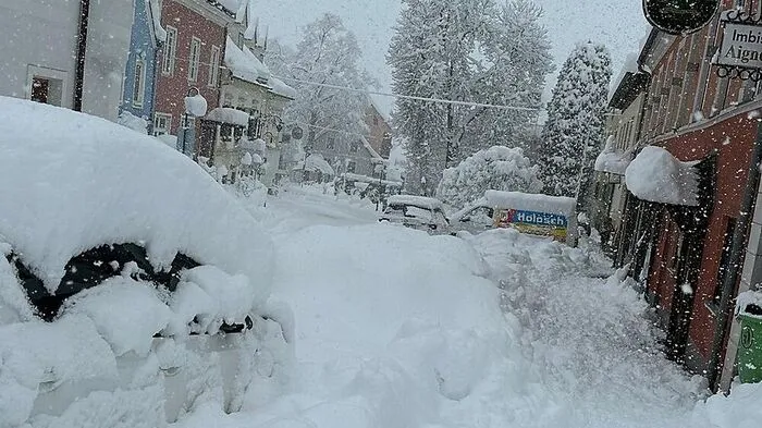 Kaum ein Durchkommen für Autos gibt es in Aflenz. Dort schneit es unentwegt weiter