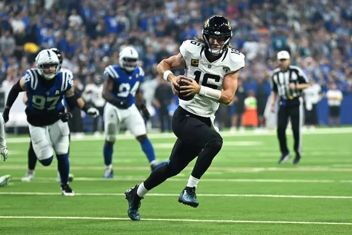 NFL, American Football Herren, USA Jacksonville Jaguars at Indianapolis Colts Dec 28, 2025 Indianapolis, Indiana, USA Jacksonville Jaguars quarterback Trevor Lawrence 16 scores a touchdown against Indianapolis Colts safety Nick Cross 20 during the first half at Lucas Oil Stadium. Indianapolis Lucas Oil Stadium Indiana USA, EDITORIAL USE ONLY PUBLICATIONxINxGERxSUIxAUTxONLY Copyright: xRobertxGoddinx 20251221_jhp_ga3_0548