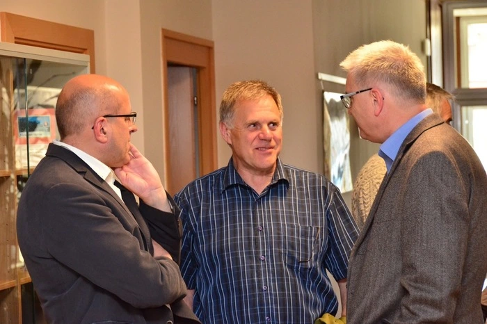 Bürgermeister Johannes Lenzhofer diskutierte mit Ausstellungsbesuchern.