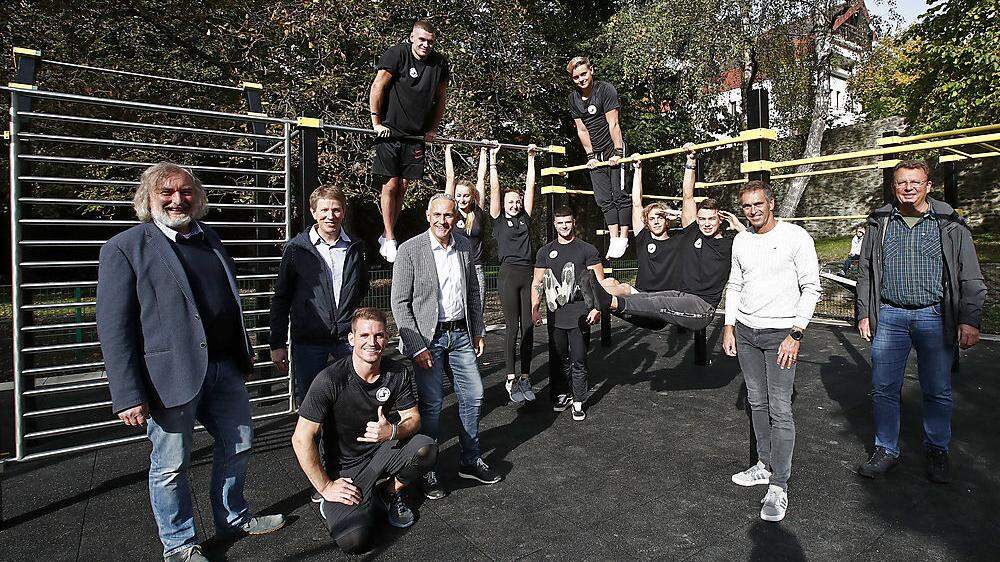 Frank Frey, Herbert Taschek,  Jürgen Pfeiler, Mario Polak und Leo Wallisch eröffneten den neuen Calisthenicspark.
