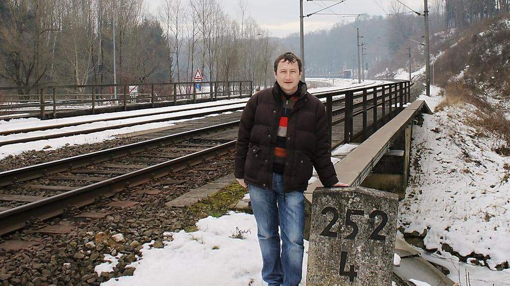 Armin Klein, Obmann der IG Radkersburger Bahn, fordert eine rasche Gleissanierung im Bereich Weixelbaum