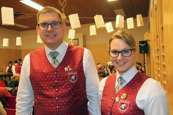 Unter den vielen Besuchern waren auch Bezirksstabführer Harald Rohrer und Startrompeter Toni Maier.