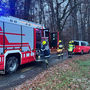 Die Freiwillige Feuerwehr Edelstauden barg einen ins Rutschen gekommenen Schulbus