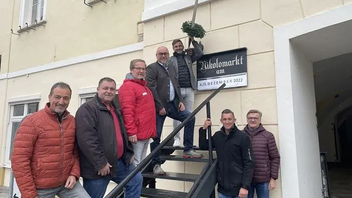 Bürgermeister Markus Lakounigg (ganz oben auf der Treppe) mit Marktreferent Andreas Sneditz (Zweiter von rechts)
