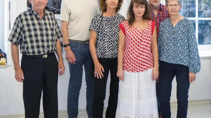 Die Fine Art Fotogruppe Camera RAW lud am vergangenen Freitag zur Vernissage ihrer Ausstellung „Fotokunst ohne Farbe“. Die Arbeiten von Anna Diethart, Walter und Margit Mietschke, Gerlinde Schaffer, Armin Grabner und Wolfgang Proissl zeigen, wie aus dem bewussten Verzicht auf Farbe eine ganz eigene Bildsprache entsteht.