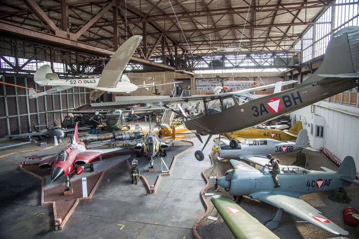 Im alten historischen Hangar 8 des Militärluftfahrtmuseums  Zeltweg werden  über 25 Luftfahrzeuge aus der Geschichte der österreichischen Militärluftfahrt  gezeigt. Zur Langen Nacht sind zwei Sonderausstellungen, eine über den Saab Draken und eine über die Flugpolizei, geöffnet. Weiters gibt es einen Segelflugsimulator sowie Live-Musik.