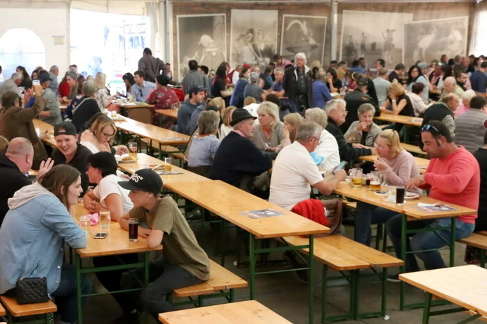 ... auch in den Festzelten und Hallen herrschte dichtes Gedränge. 