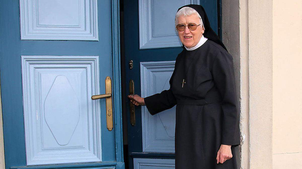 Schwester Lima geht zurück in das Kloster der Kreuzschwestern