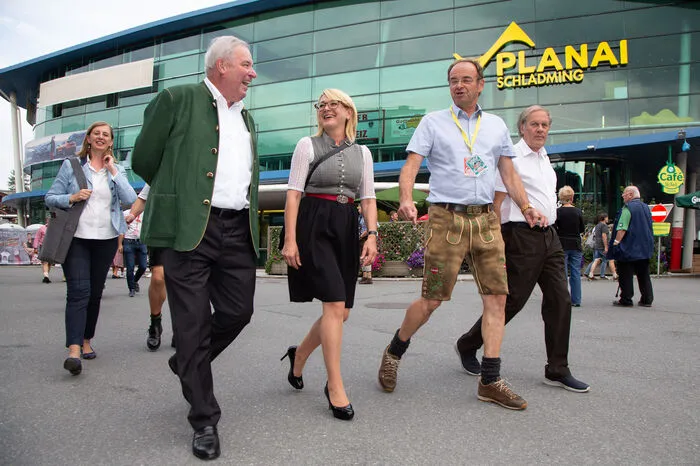 Hermann Schützenhöfer machte mit Planai-Chef Georg Bliem, der Schladminger Bürgermeisterin Elisabeth Krammel, Tourismuslandesrätin Barbara Eibinger-Miedl und Vizebürgermeister Alfred Brandtner einen Rundgang durch Schladming