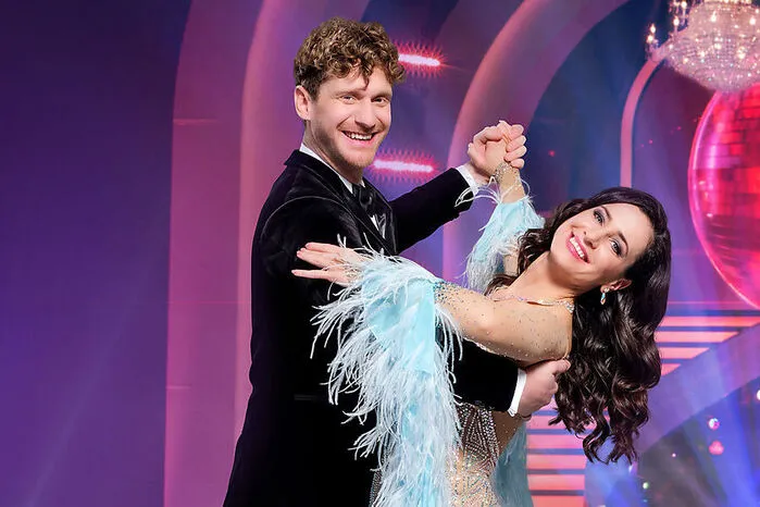Hitverdächtig? Musiker Lucas Fendrich tanzt (38) mit LenkaPohoralek. „Ich wollte immer schon tanzen lernen“, sagt er