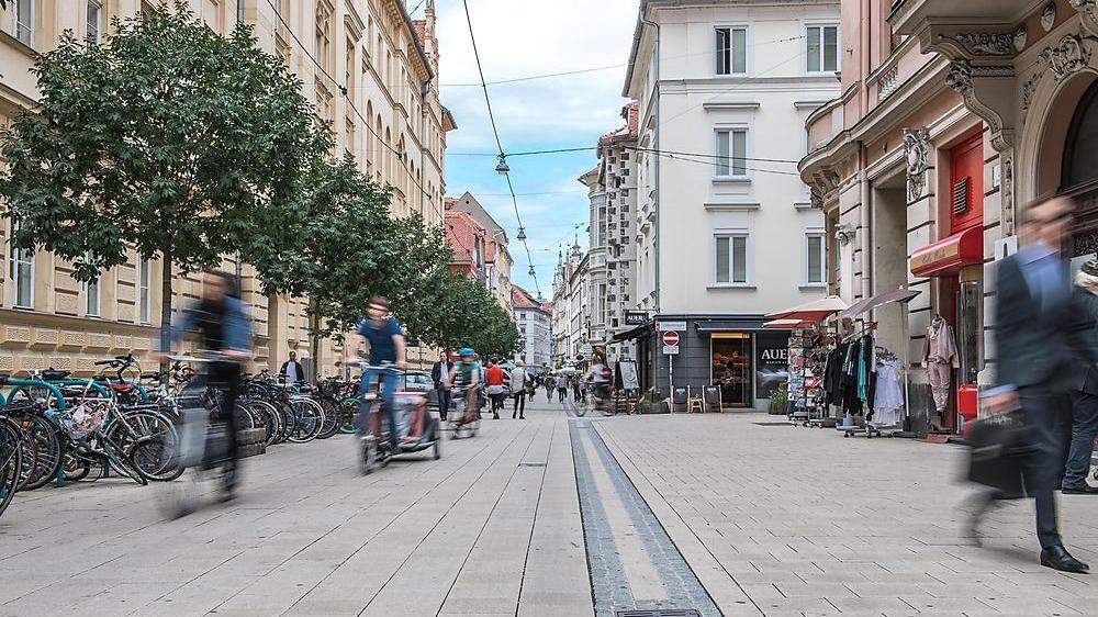 Emotionaler Zankapfel Schmiedgasse: Für viele ist die Fußgängerzone zu schmal für Radfahrer und Fußgänger