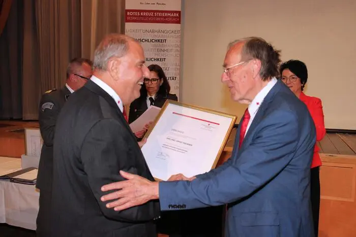 Vor seinem „Rot-Kreuz-Ruhestand“ wurde Ernst Meixner noch geehrt