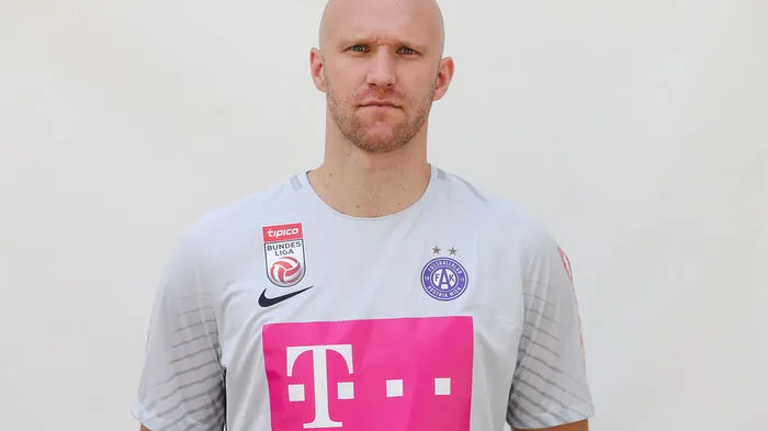 Robert Almer, geboren am 20. März 1984 Vereine als Profi: Untersiebenbrunn, Altach, DSV Leoben,  Mattersburg, Düsseldorf, Energie Cottbus, Hannover 96, Austria Wien Spiele für Austria Wien (vor der Saison): 75