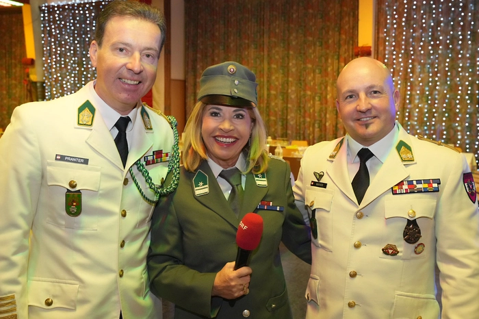 Gundi Bergert-Metelko vom ORF mit Militärkapellmeister Dietmar Pranter und Cheforganisator Jürgen Mayer.