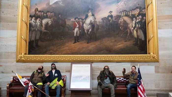 Aus Washington gingen am 6. Jänner 2021 Bilder um die Welt, die man für unvorstellbar gehalten hatte: Ein gewalttätiger Mob stürmte den Sitz des US-Kongresses. Hinter dem verheerenden Sturm auf das Kapitol in Washington steckten vor allem Trump-Anhänger, Rechtsextreme und Verschwörungsgläubige. 