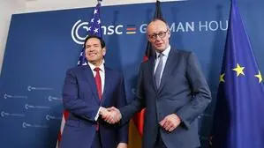 US-Außenminister Marco Rubio (links) und Bundeskanzler Friedrich Merz posieren bei der Münchner Sicherheitskonferenz gemeinsam für die Fotografen