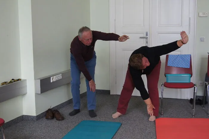 Mit Physiotherapeutin Ilse Kothgasser wird gemeinsam eine halbe Stunde geturnt, um die Wirbelsäule möglichst mobil zu machen.