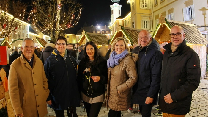 Bürgermeister Karl Lautner, VDir. Nina Prelec-Praßl, Urska Sostar, Christina Merlini, Franz Trebitsch und Alfred Ornig eröffneten das Adventdorf.