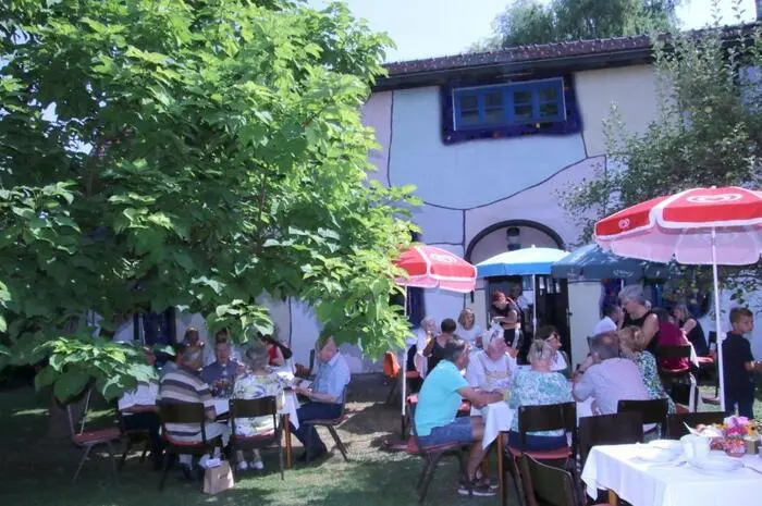Nach einer Heiligen Messe, zelebriert von Pfarrer Winfried Lembacher, wurde zu einem gemütlichen Beisammensein in den schattigen Kirchgarten geladen.